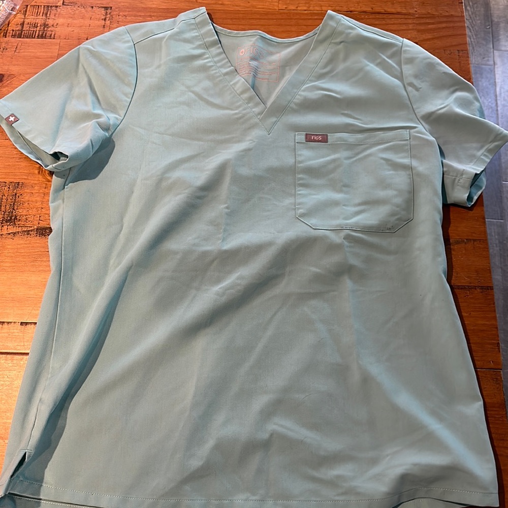 Figs scrub top